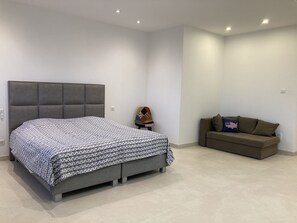 4 bedrooms, desk, iron/ironing board, travel cot