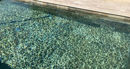 Vaste Villa climatisée avec piscine chauffée et jardin clos à 5min d'Arles