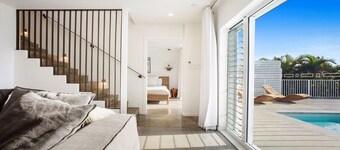 Twilight - hilltop retreat with pool & scenic views