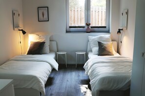 Basic Room, 2 Twin Beds | Hypo-allergenic bedding, free WiFi, bed sheets - Schlafkonzept24 (Hannover)