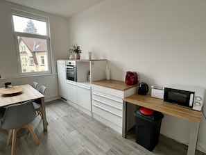 Appartement Familial | Cuisine privée | Réfrigérateur dans l'espace commun, micro-ondes dans l'espace commun