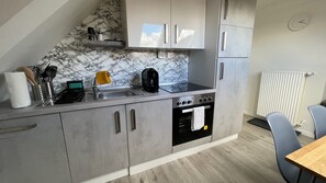 Classic Quadruple Room | Private kitchen | Shared fridge, microwave, oven, stovetop - Schlafkonzept24 (Hannover)