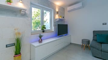 Apartamento (Two Bedroom Apartment with Terrace) | Sala de estar | TV