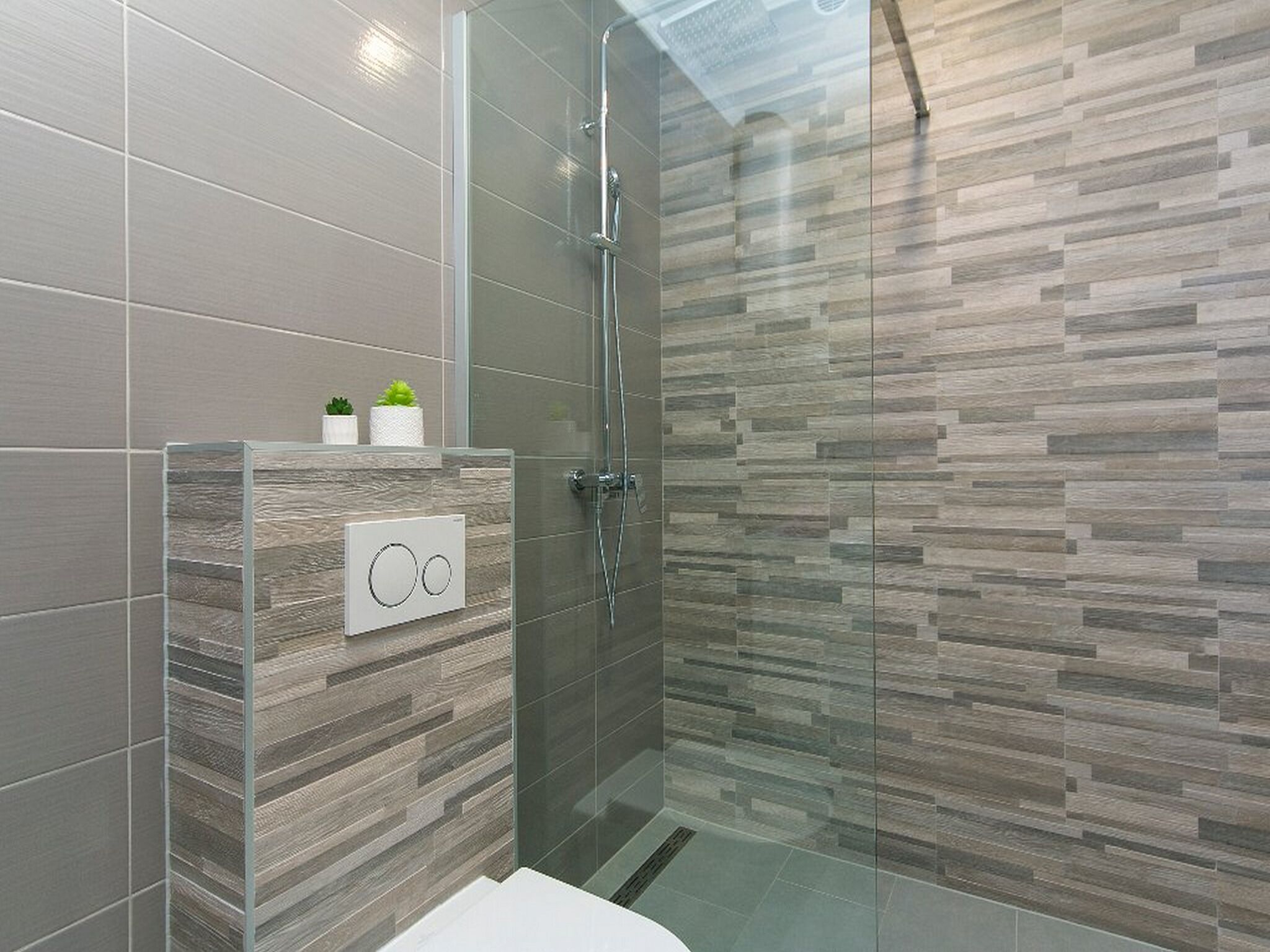 Apartment (Two Bedroom Apartment with Terrace) | Bathroom | Shower, towels