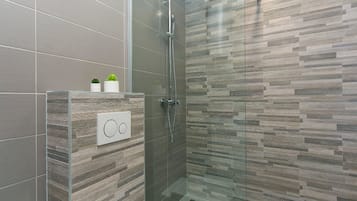 Apartment (Two Bedroom Apartment with Terrace) | Bathroom | Shower, towels
