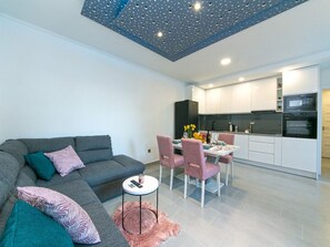 Huoneisto (Two Bedroom Apartment with Terrace) | Olohuone | Televisio