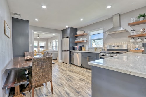 Bridge Haus I Minutes from popular New Braunfels Attractions!