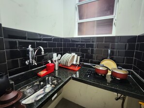 APARTAMENTO STANDARD 1209 | Private kitchen | Fridge, stovetop, cookware/dishes/utensils - Copacabana Best Spot (Rio de Janeiro)