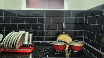 APARTAMENTO STANDARD 1209 | Private kitchen | Fridge, stovetop, cookware/dishes/utensils