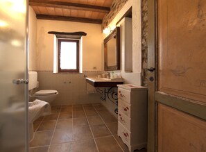 Dusche, Haartrockner, Bidet, Handtücher