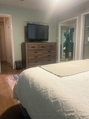 3 bedrooms, in-room safe, desk, iron/ironing board