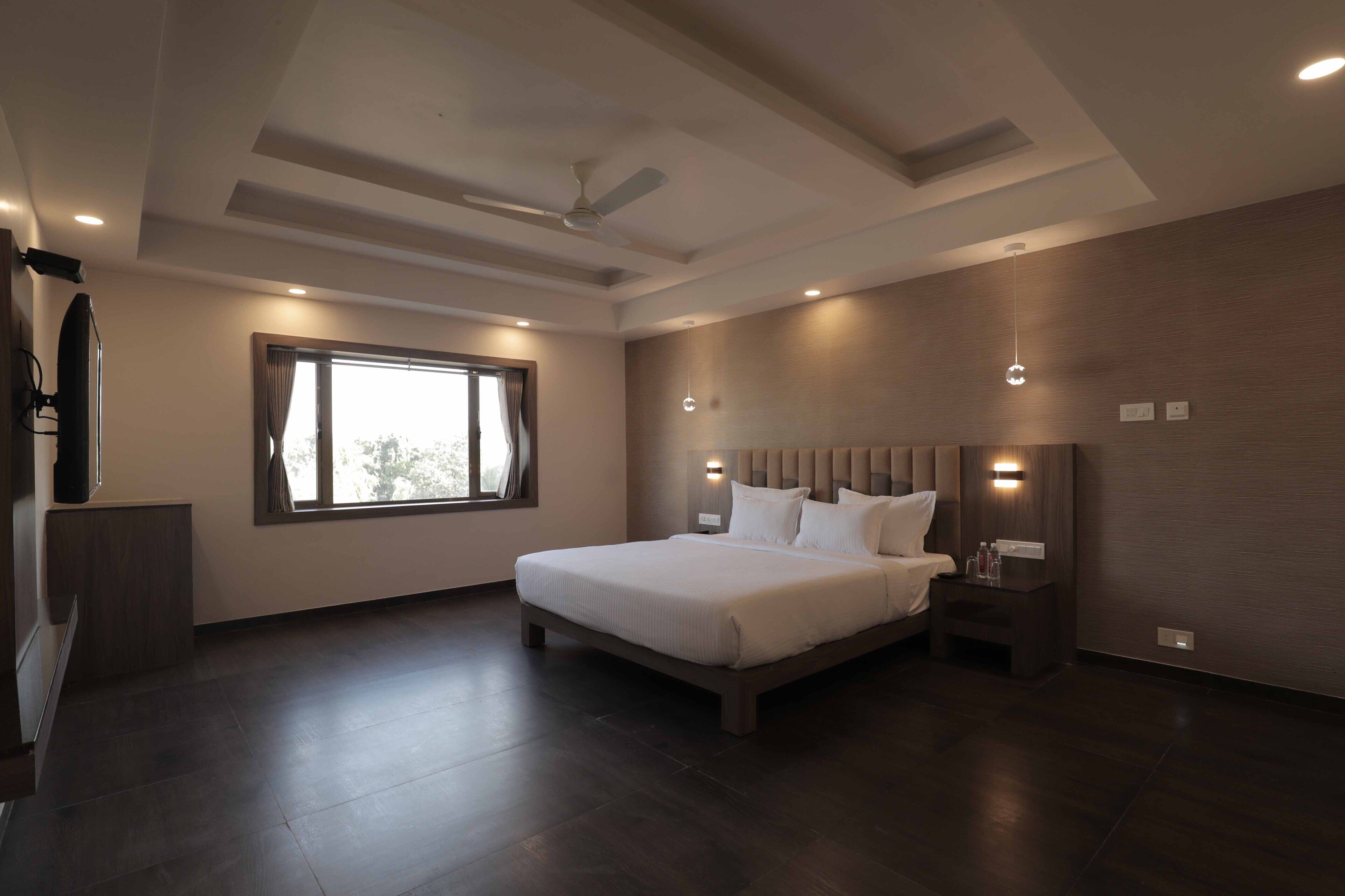 Suite, 1 King Bed | Laptop workspace, blackout drapes, iron/ironing board, free WiFi