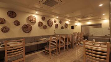 Desayuno continental (INR 7 por persona)