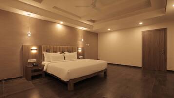 1 habitación, espacio para trabajar con laptop y cortinas blackout