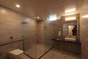 Espacio para trabajar con laptop y cortinas blackout 