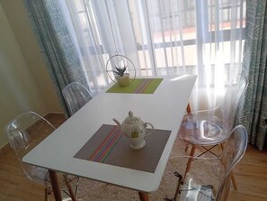 Business-Apartment | Essbereich im Zimmer