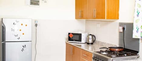 Business Apartment | Private kitchen | Microwave, cookware/dishes/utensils, dining tables
