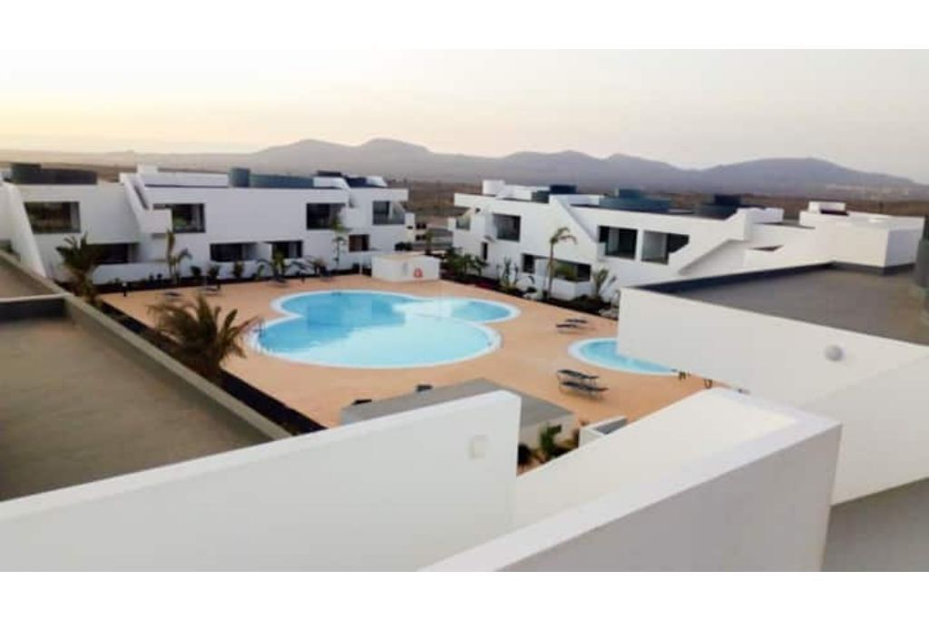 Una piscina al aire libre, una piscina climatizada