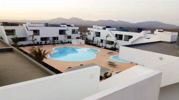 Una piscina al aire libre, una piscina climatizada