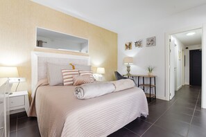 2 makuuhuonetta, tallelokero huoneessa, työpöytä, silitysrauta/-lauta