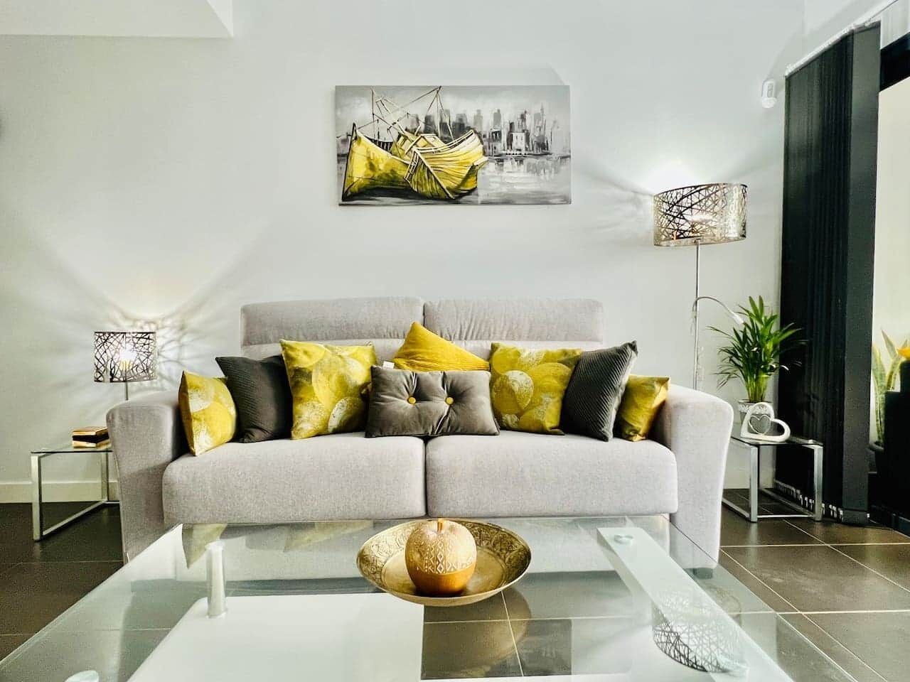 Smart-TV, Bücher, Stereoanlage, Computerbildschirme