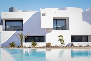 Una piscina al aire libre, una piscina climatizada