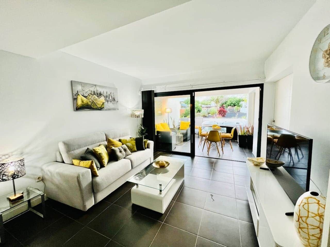 Smart-TV, Bücher, Stereoanlage, Computerbildschirme