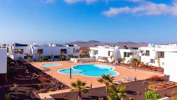 Een buitenzwembad, een verwarmd zwembad