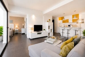 Smart TV, libros, estéreo y monitor de computadora