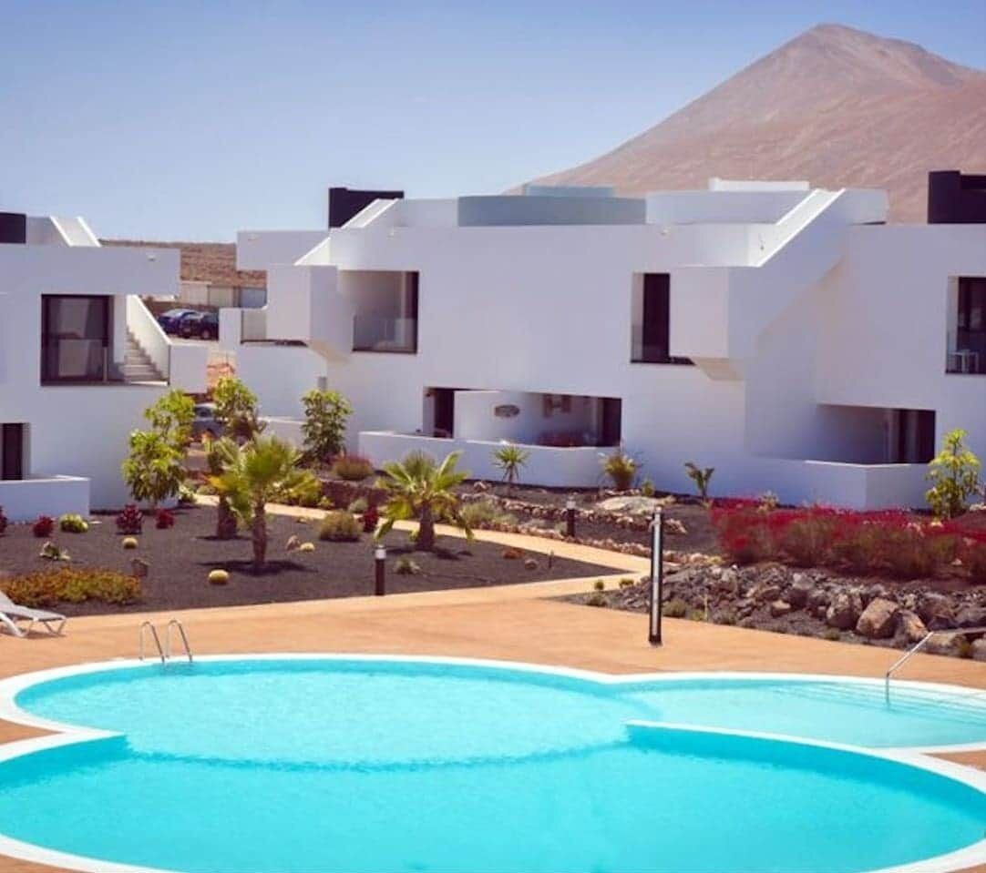 Una piscina al aire libre, una piscina climatizada