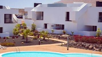 Una piscina al aire libre, una piscina climatizada