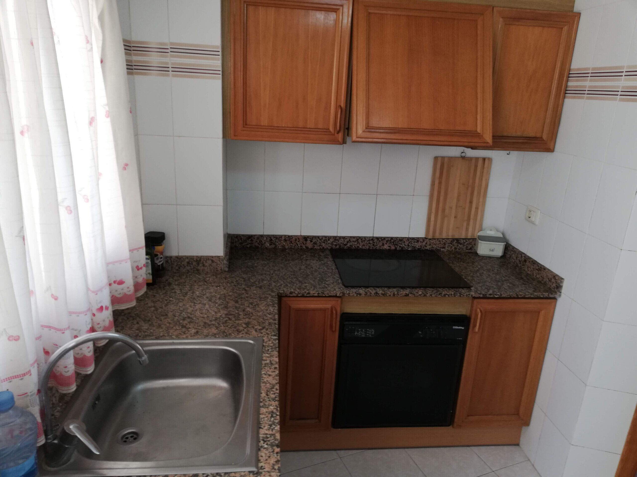Een koffiezetapparaat/waterkoker, een koelkast, een magnetron, een oven