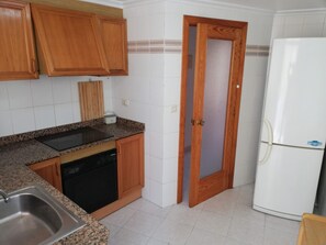 Réfrigérateur, micro-ondes, four, cafetière/bouilloire