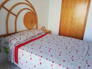 3 bedrooms, iron/ironing board, bed sheets
