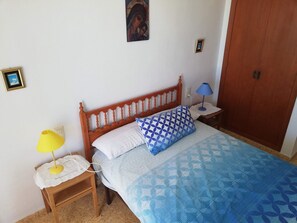3 bedrooms, iron/ironing board, bed sheets