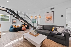 TV connectée, livres, espaces bureaux