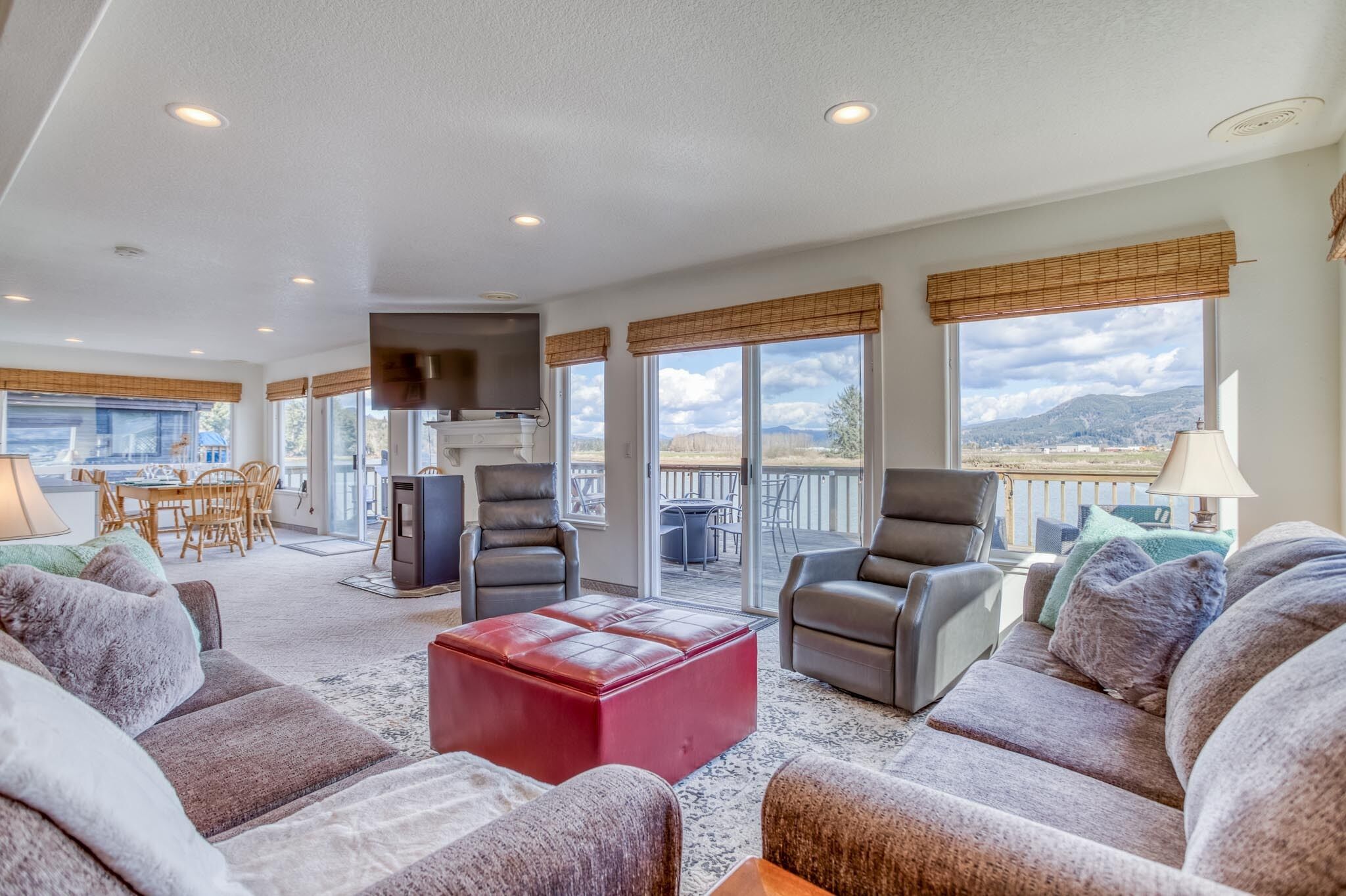 Nehalem Riverfront Home has Private Dock, Ten Minutes to the Beach in Manzanita!