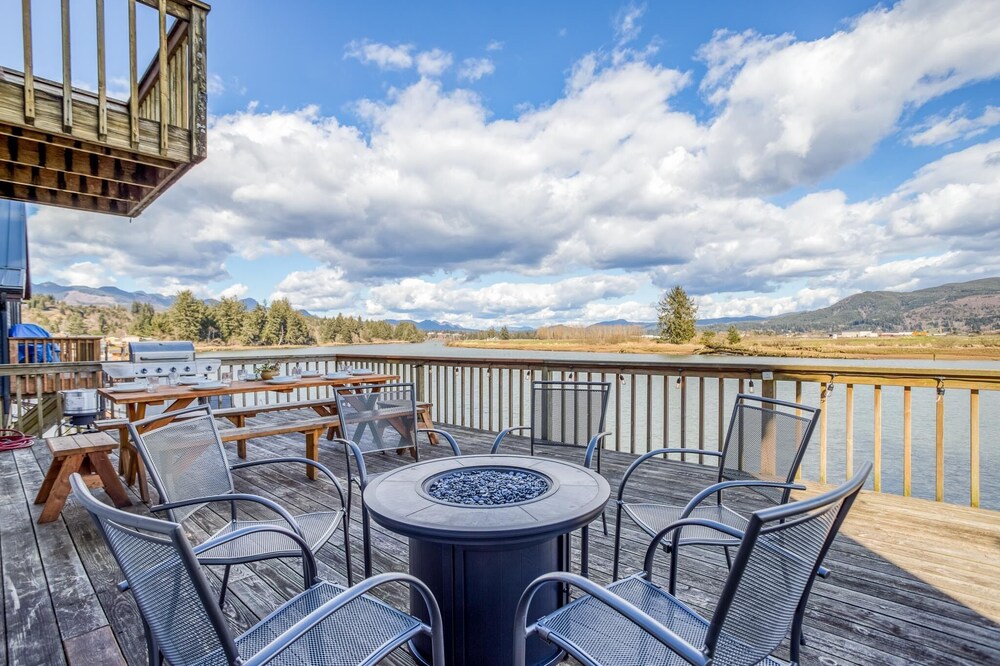 Nehalem Riverfront Home has Private Dock, Ten Minutes to the Beach in Manzanita!