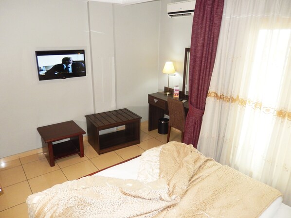 Ropa de cama de alta calidad y caja de seguridad en la habitación