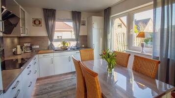 Frigorífico, horno, placa de cocina y lavavajillas