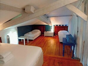 A dorm-style room with two beds, a desk, and a chair. - Villa 230 M2 With Garden  Lac De Léon And Ocean (Léon)