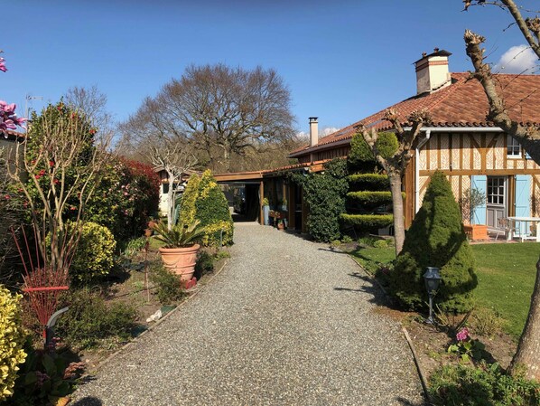 A gravel pathway leading to a traditional house with a tiled roof and wooden beams. - Villa 230 M2 With Garden  Lac De Léon And Ocean (Léon)