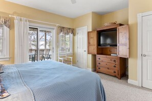 4 bedrooms, desk, iron/ironing board, WiFi