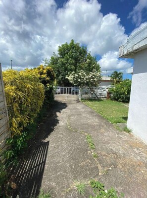 المنطقة المحيطة بالمنشأة