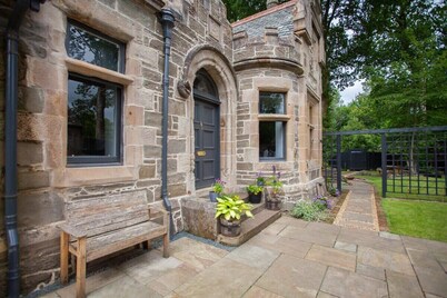 Spacious South Lodge with Hot Tub Balloch