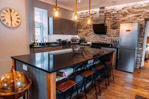 Frigorífico, microondas, horno y lavavajillas