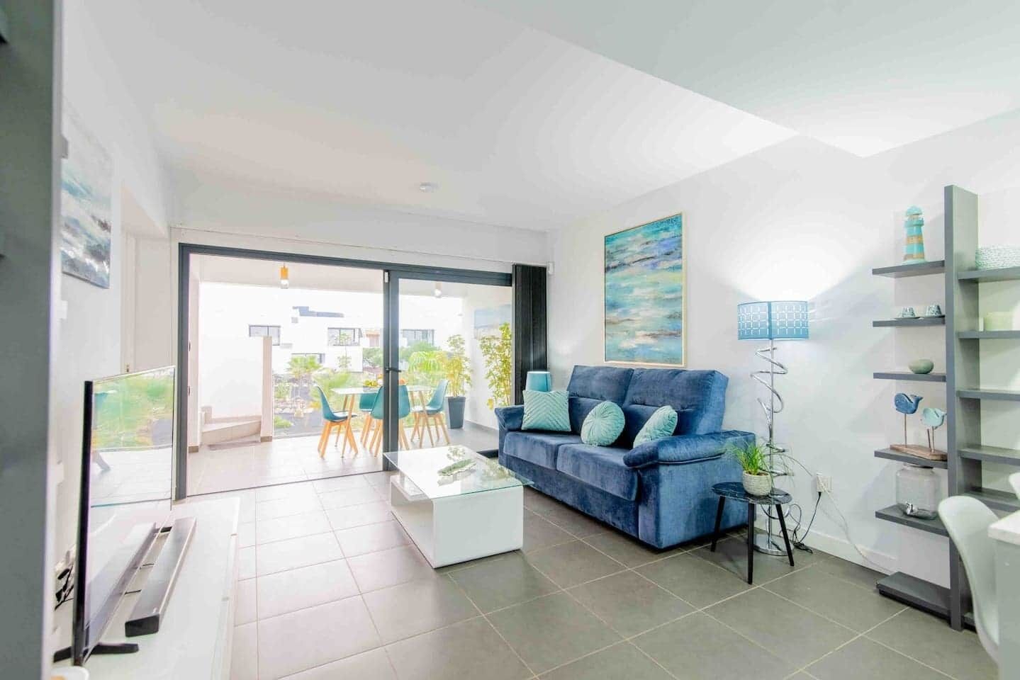 Smart TV, livros, aparelho de som, monitores de computador