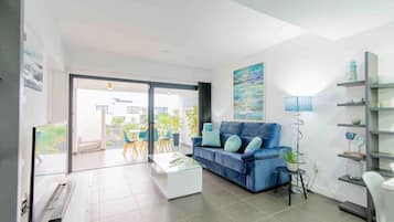 Smart TV, livros, aparelho de som, monitores de computador