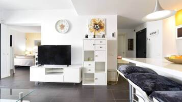 1 slaapkamer, een kluis op de kamer, een bureau