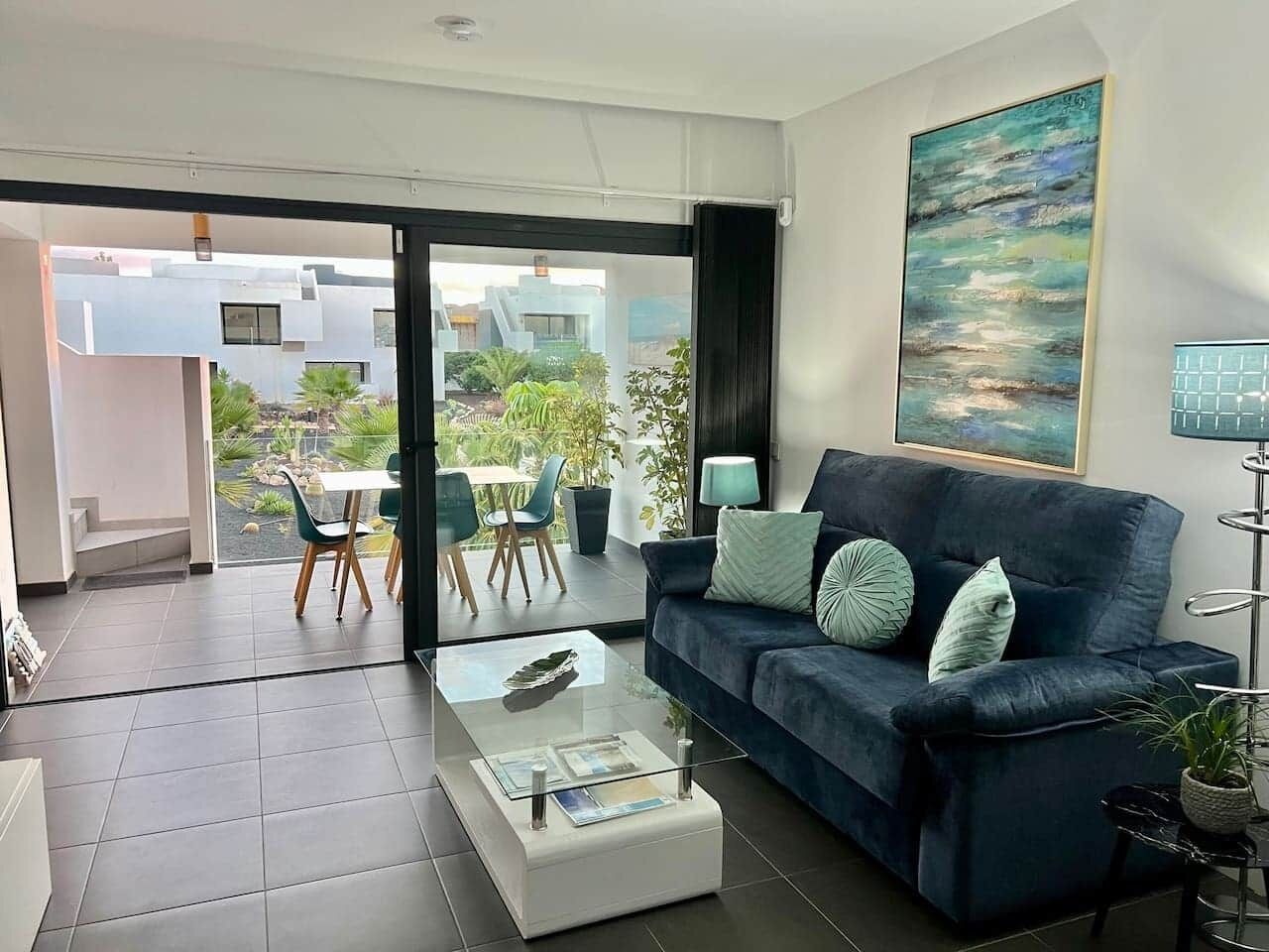 Smart-TV, Bücher, Stereoanlage, Computerbildschirme